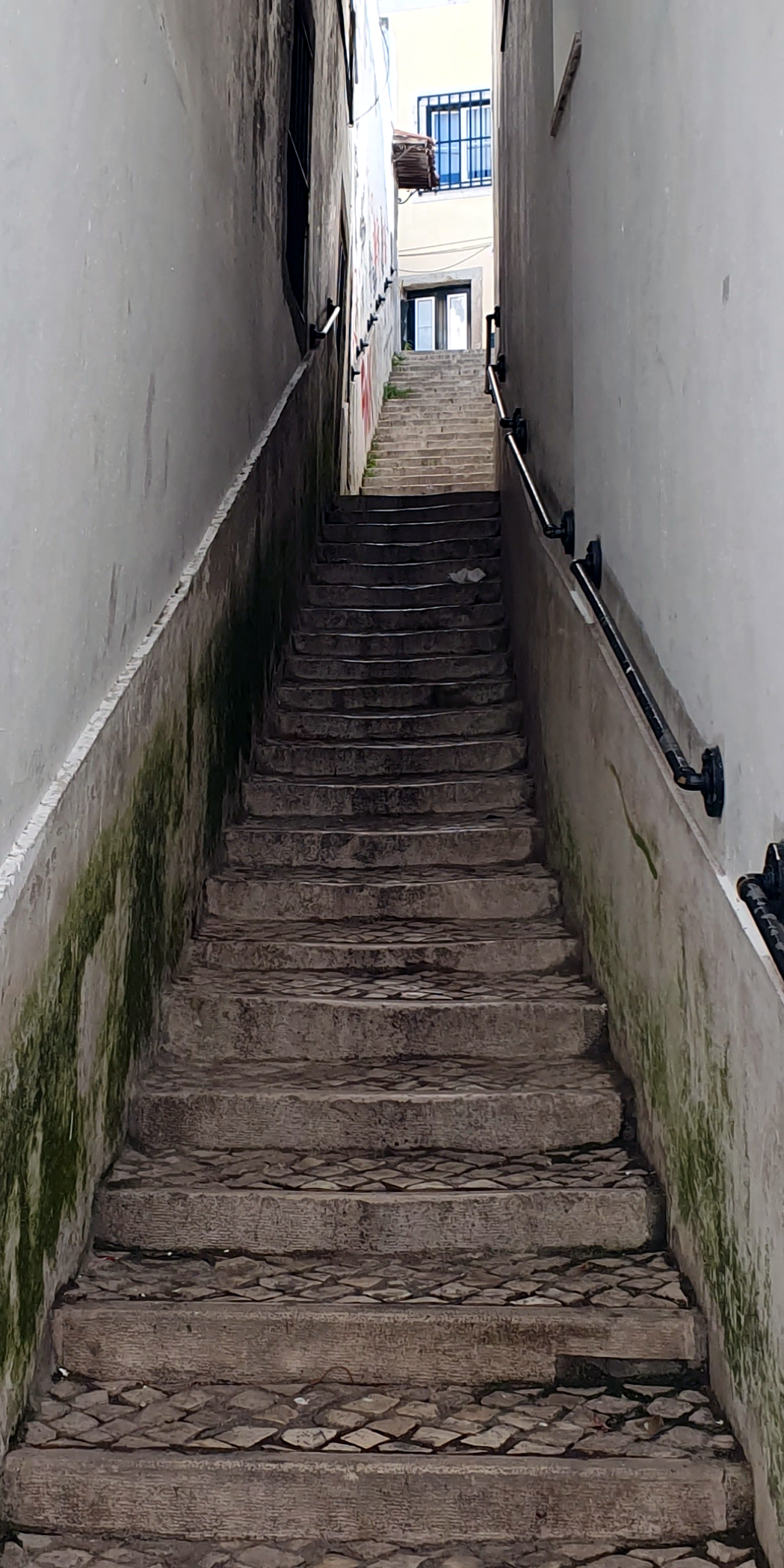 Alfama Spaziergang Treppen